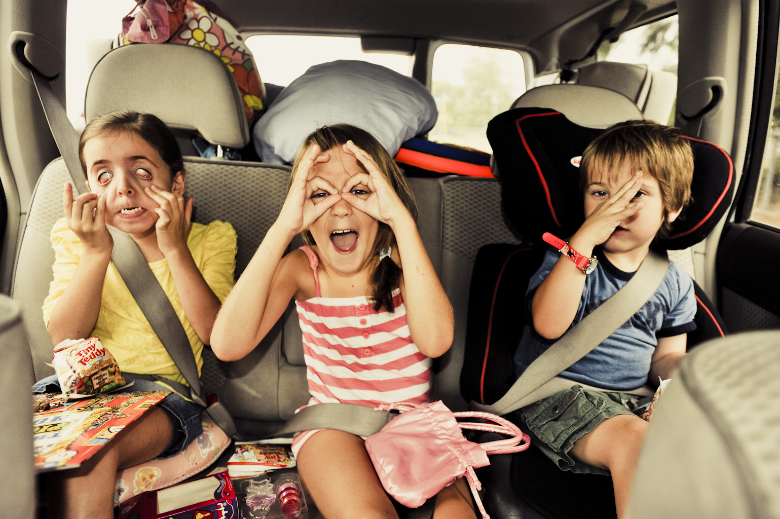 Развлечения в дорогу. Путешествие на машине с детьми. Поездка с детьми на машине. Машина для детей. Дети путешествуют.