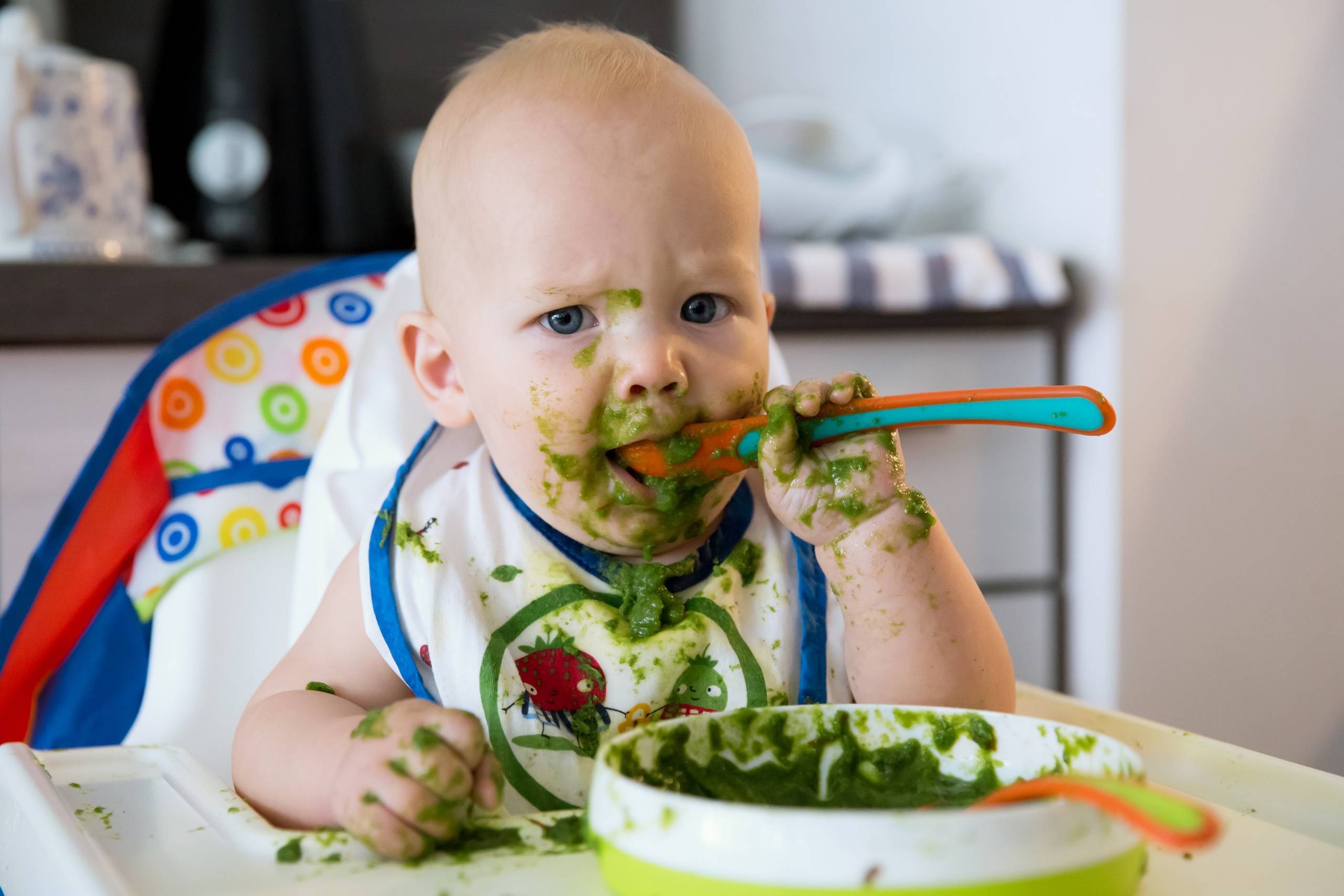 Если хотите стать сильными дети ешьте. Ребенок кушает. Еда для детей. Кушать. Ребенок ест прикорм.