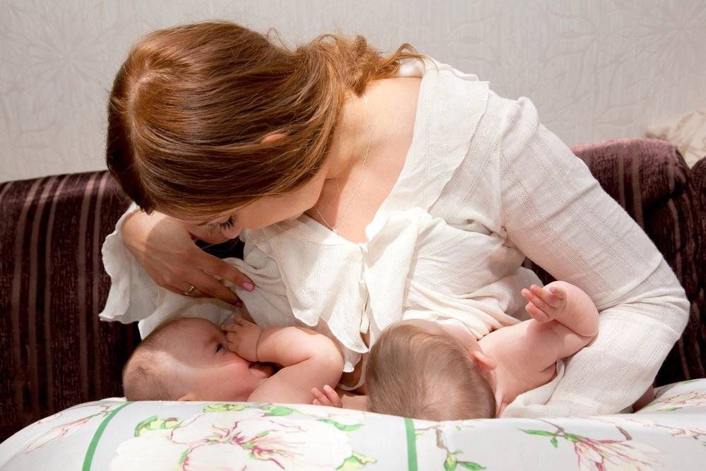 Как одновременно кормить двойню: 4 лучших позы для кормления новорожденных грудью