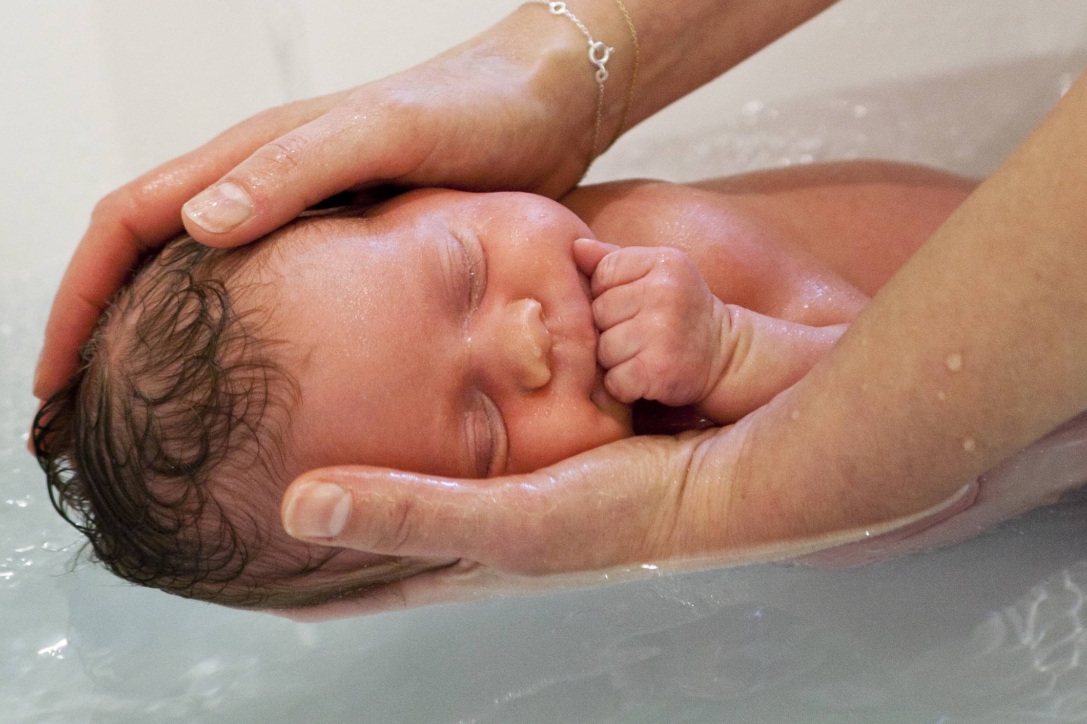Как правильно брать ребенка при подмывании под краном: мальчика и девочку