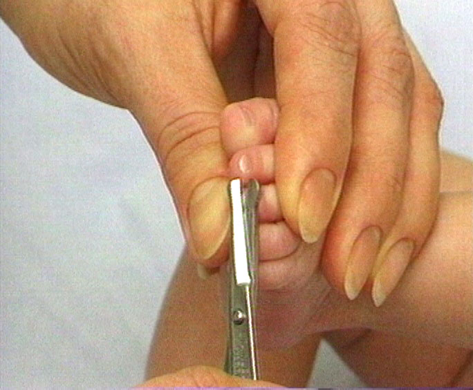 Когда подстригать ногти новорожденному: ???? популярные вопросы и ответы на них