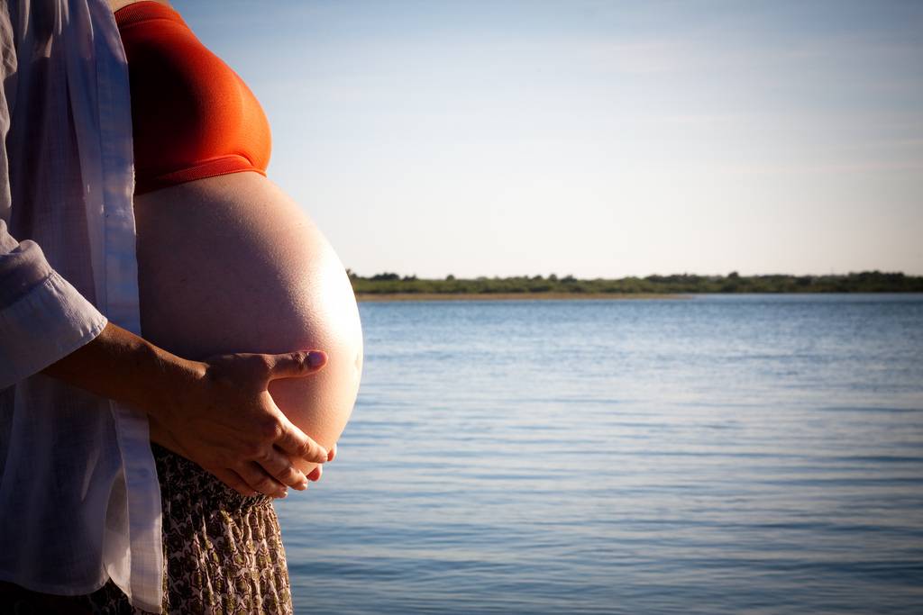 Можно ли беременным ездить на море, купаться в речке, озере, бассейне, горячих источниках: положительные и отрицательные стороны