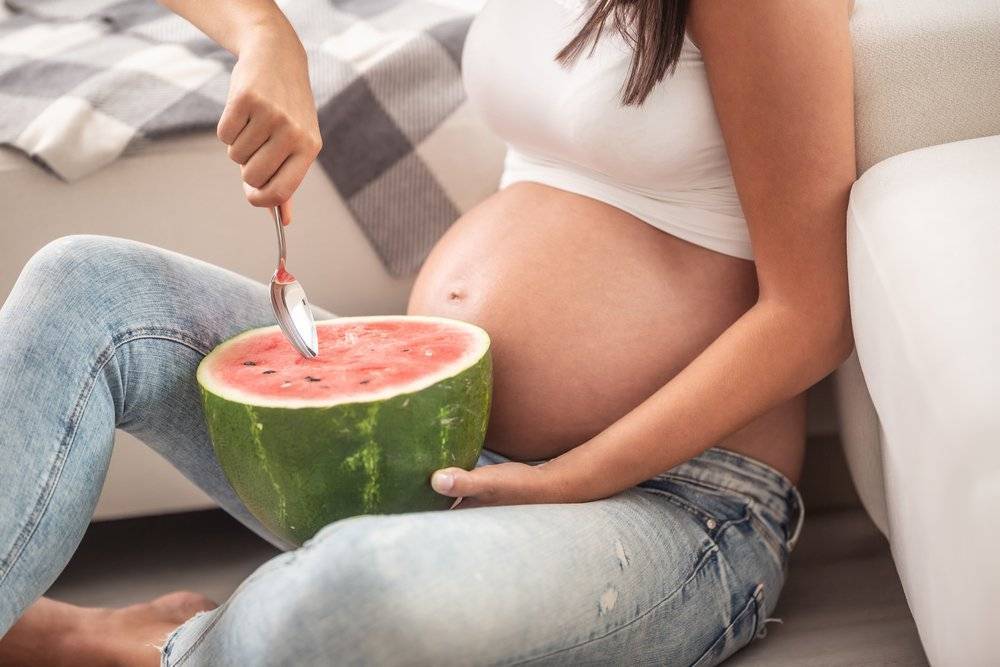Арбуз при беременности: можно ли есть на ранних и поздних сроках, польза и вред, при отеках, последствия для ребенка, отзывы
