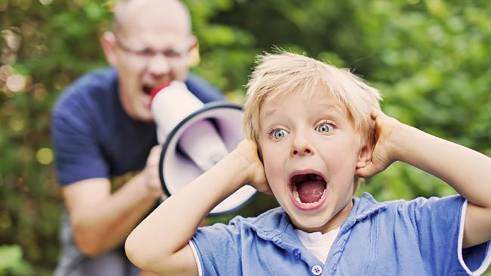 Ребенок боится громких звуков почему так бывает и что делать