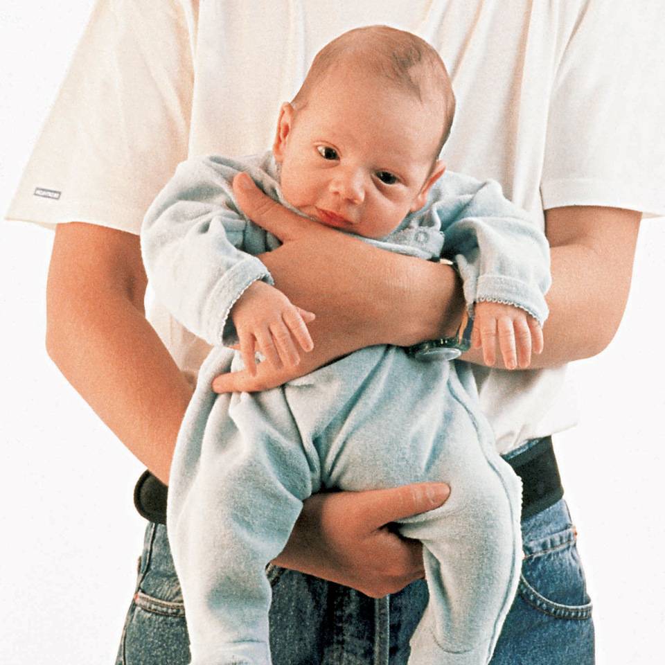 Как носить ребенка на руках: основные позы, видео, ошибки