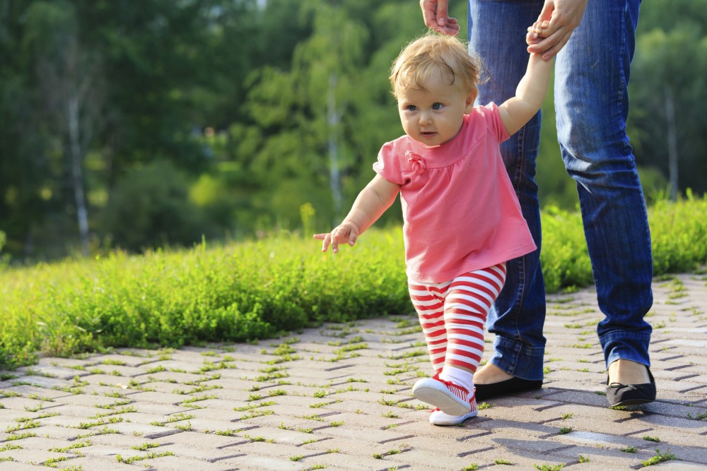 Как научить ребенка ходить?