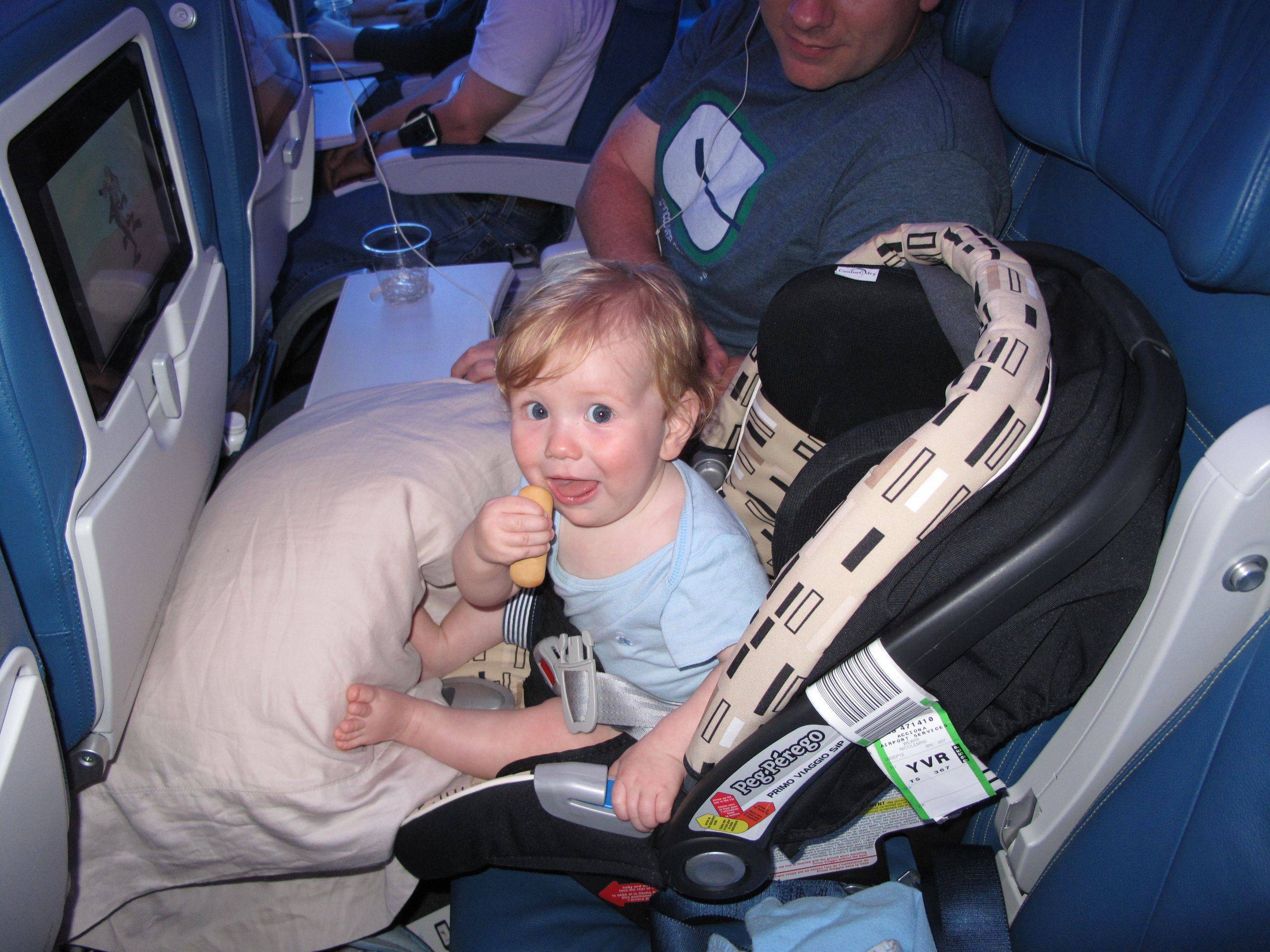 детское кресло для самолета