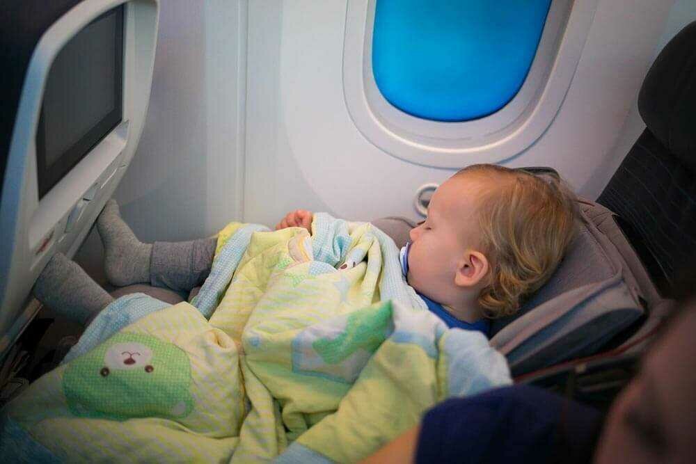 Чем занять ребенка в самолете: что можно взять с собой для малыша