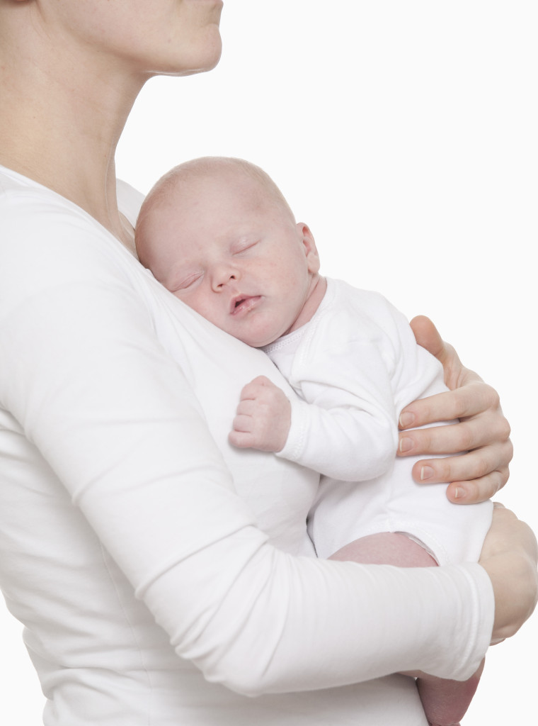 5 причин носить ребёнка на руках