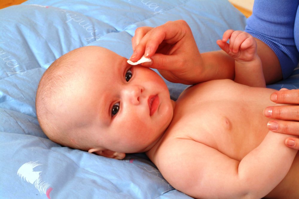 Уход за глазами новорожденного: 5 советов, как правильно ухаживать, промывать, протирать глазки, видео