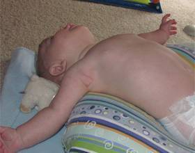 Почему новорожденный ребенок может запрокидывать голову назад