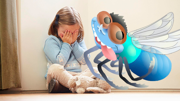 Ребёнок боится насекомых: как вести себя родителям