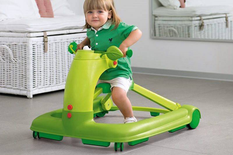 Нужны ли ходунки для малышей и с какого возраста использовать это приспособление?