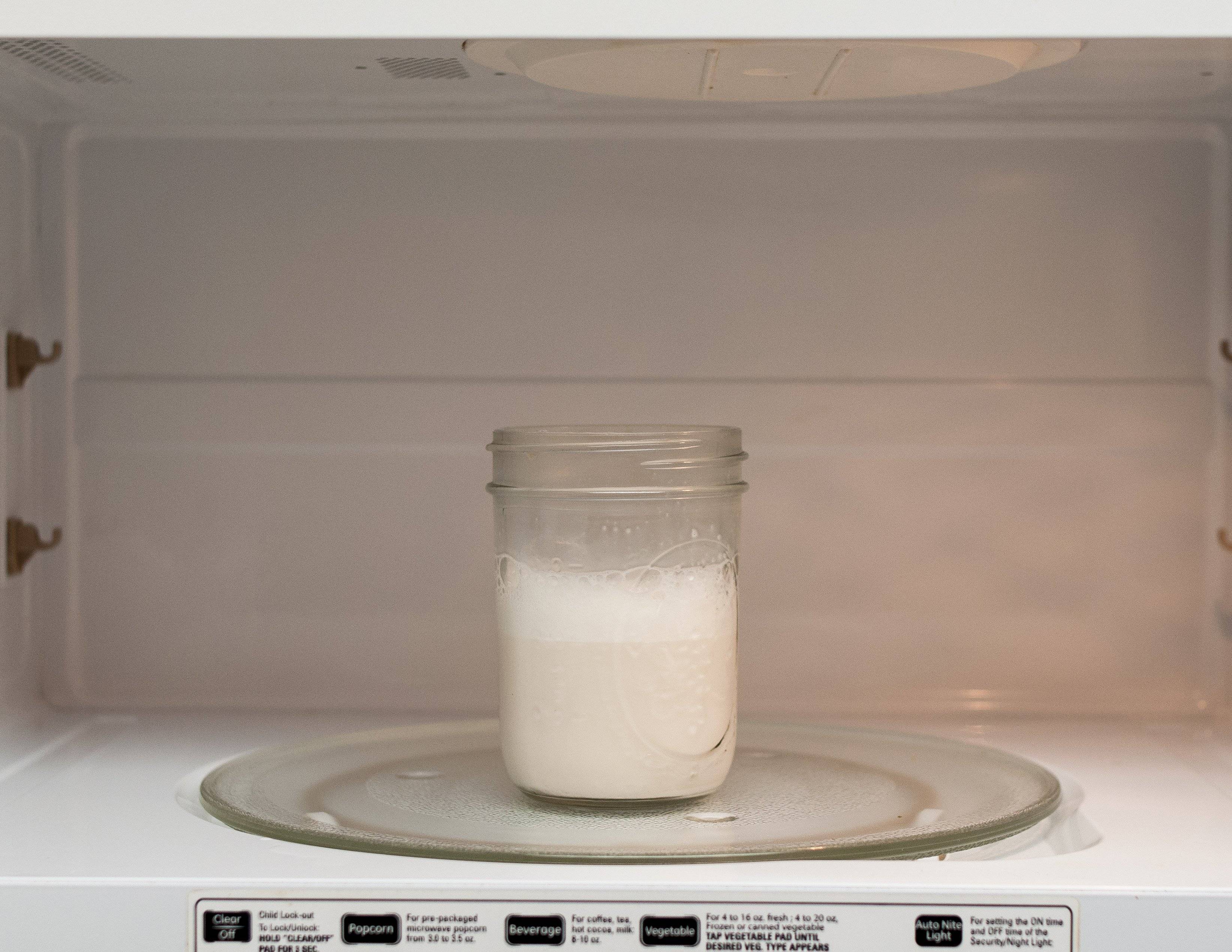 Как подогреть сцеженное грудное молоко из холодильника?