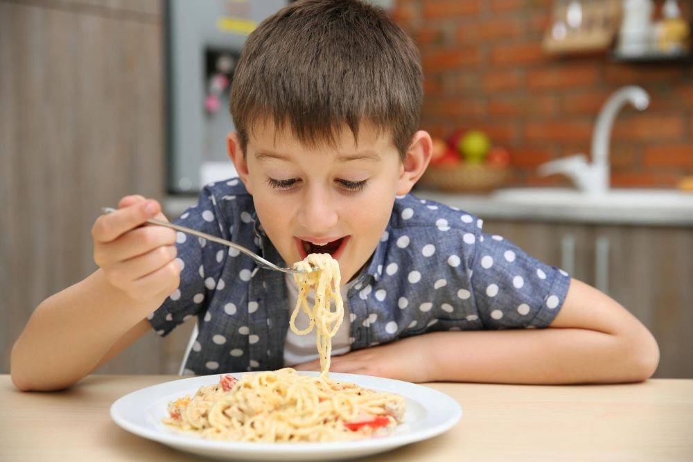 Как научить есть кусочки. Мальчик кушает. Мальчик ест макароны. Дети обедают. Еда для детей.