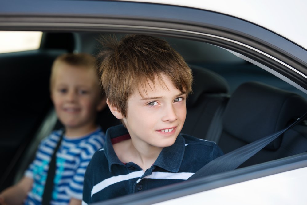 Мальчик в девочке машина. Картинки для детей. Stock Kid in car Tinted Windows.