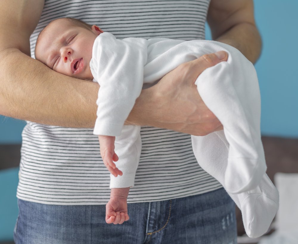 Как правильно носить ребенка на руках, чтобы не болела спина