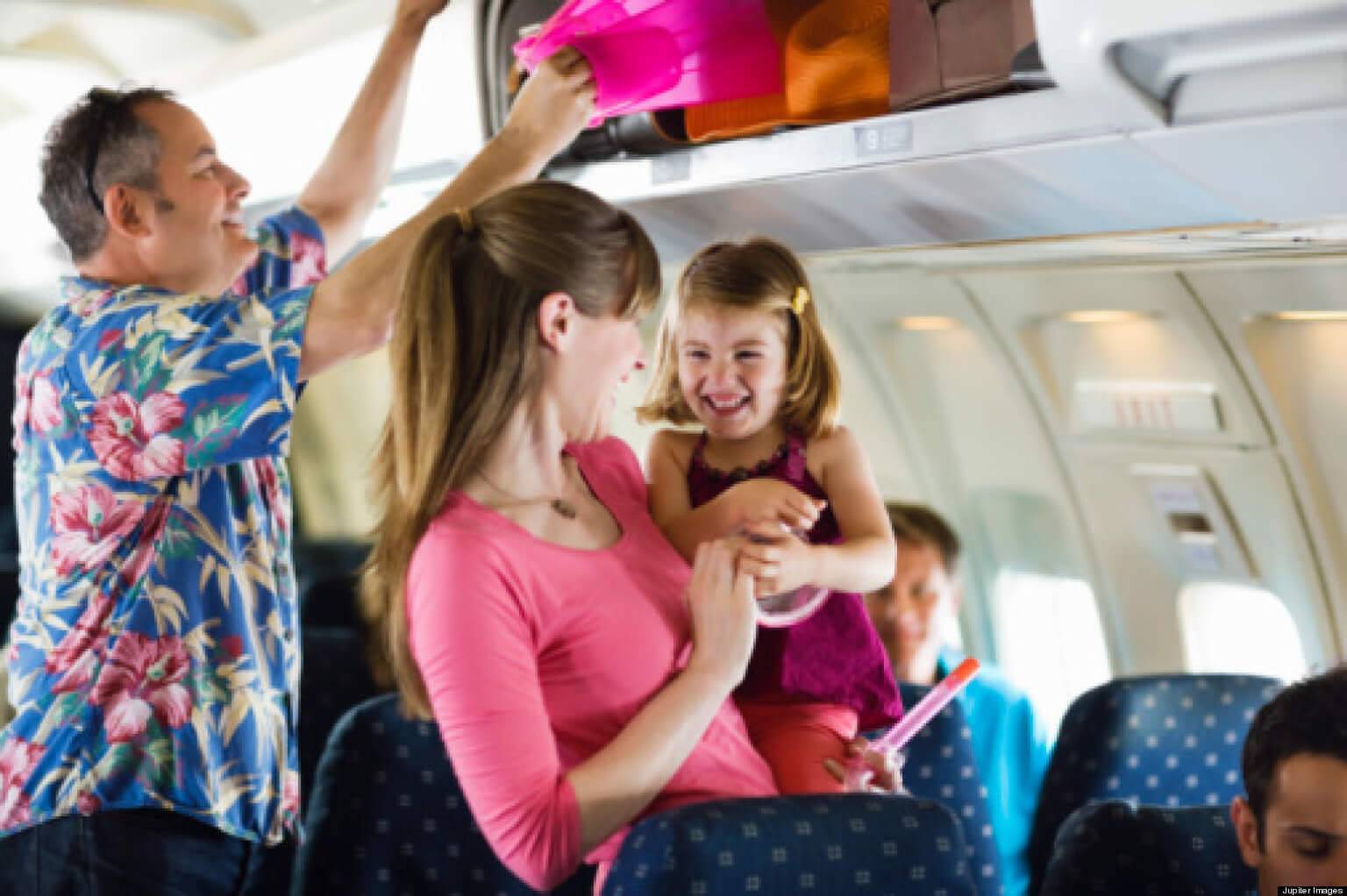 Чем заняться в самолете: чем развлечь себя и ребенка в длительном перелете