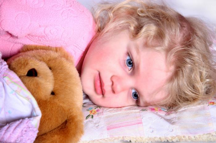 Почему у ребенка открыты глаза во время сна