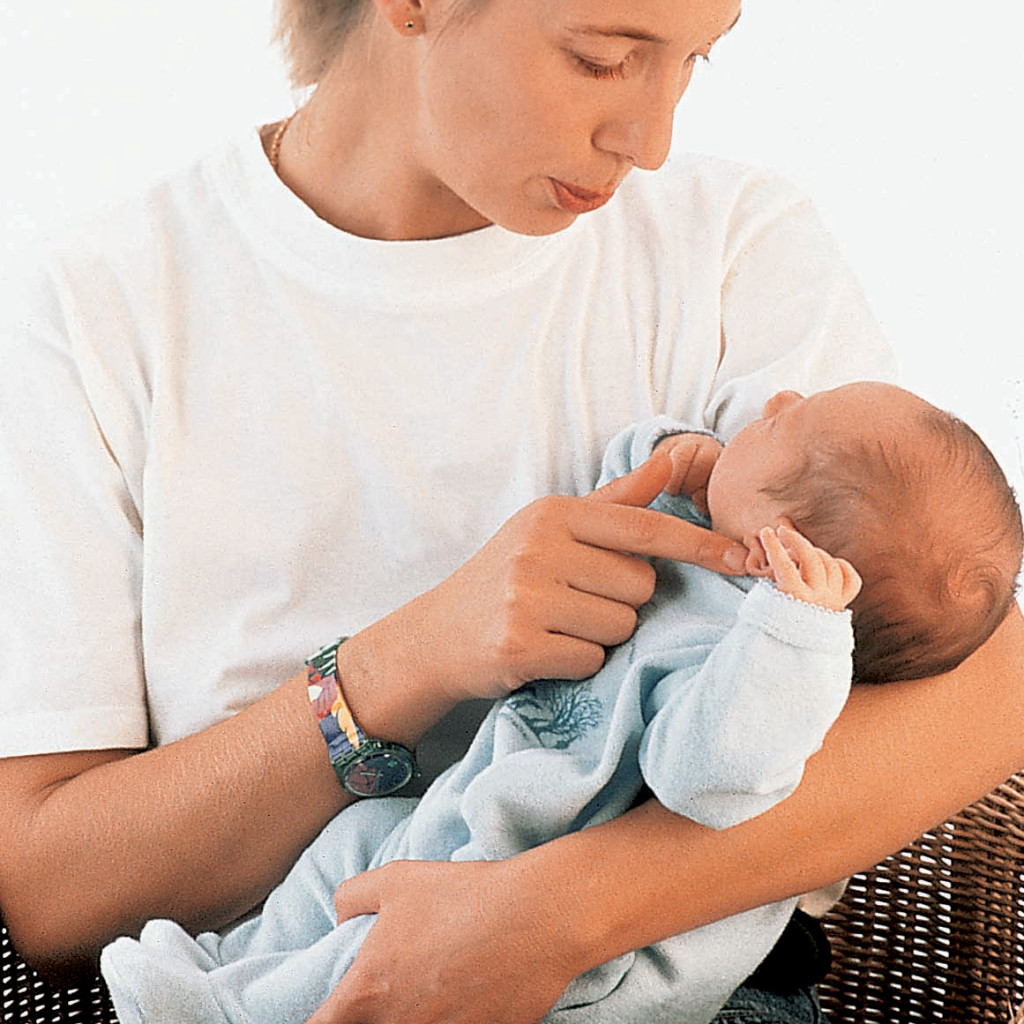 Если неправильно держать новорожденного что будет. учимся носить грудничка на руках
