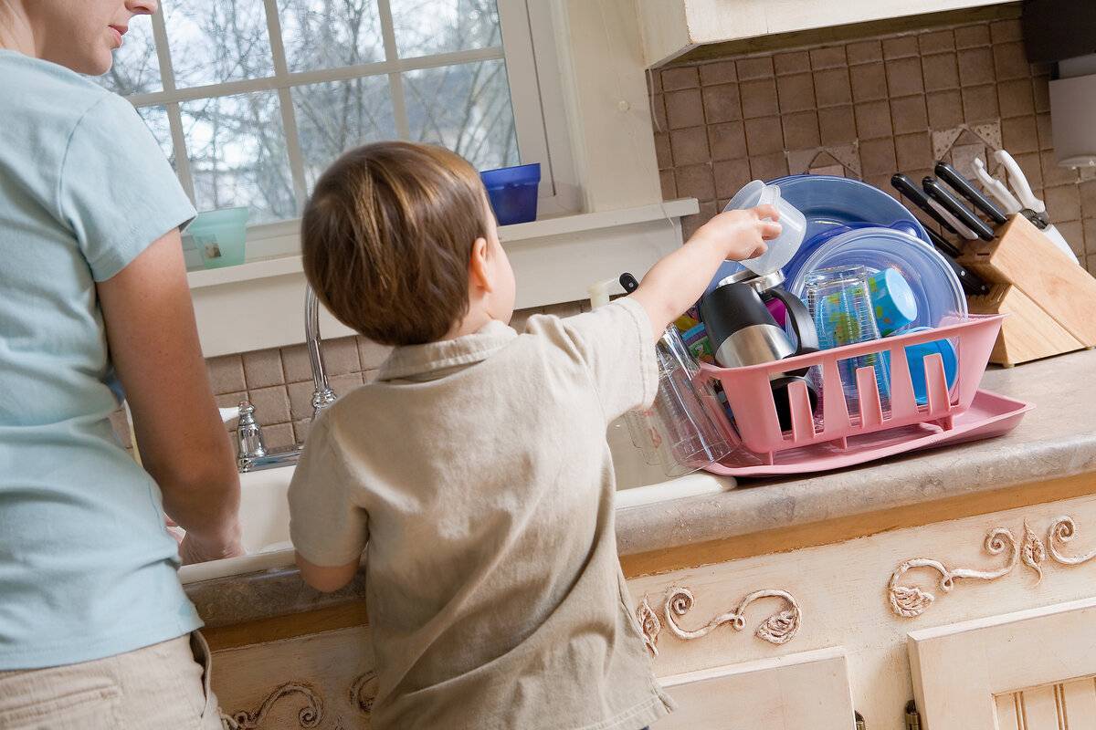Домашние обязанности: как приучить ребенка помогать по дому