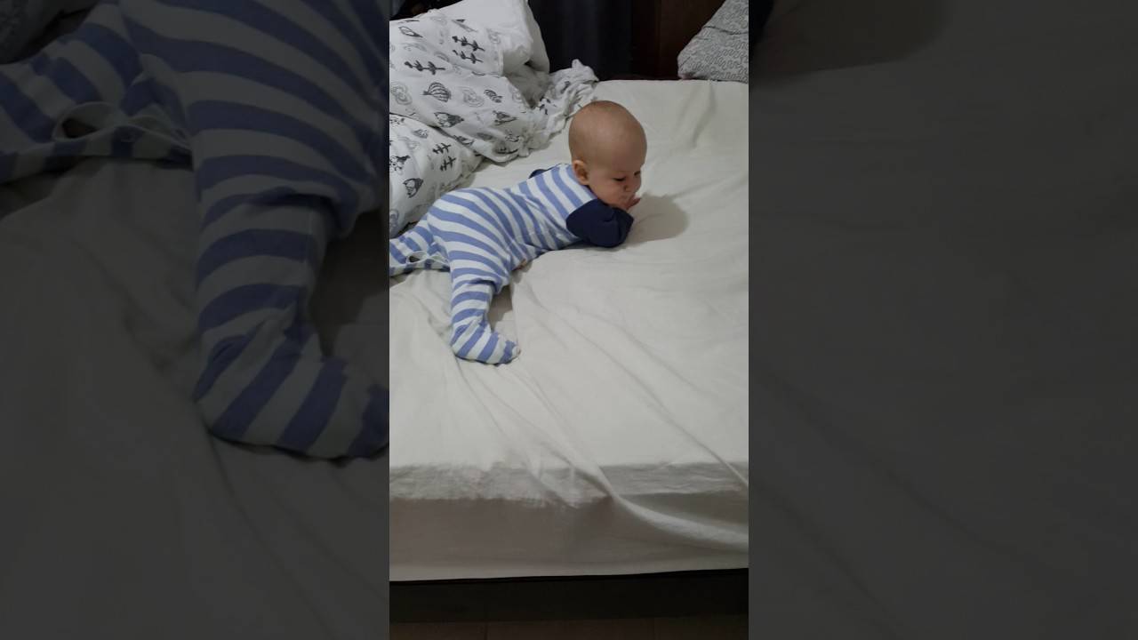 Ребенок упал с кровати: как понять, что с ним все хорошо?