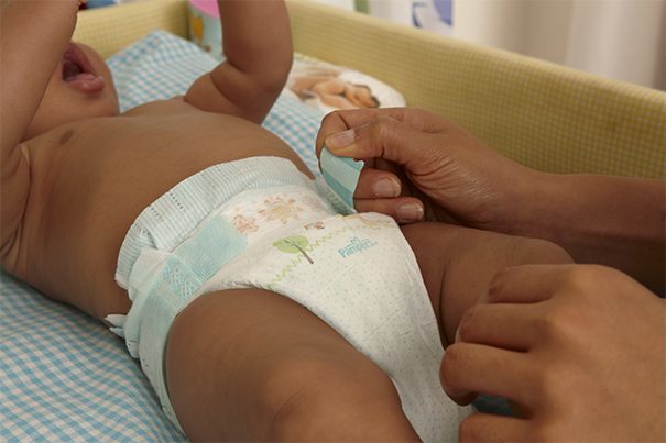 Как менять подгузник новорожденному правильно: инструкция с фото
