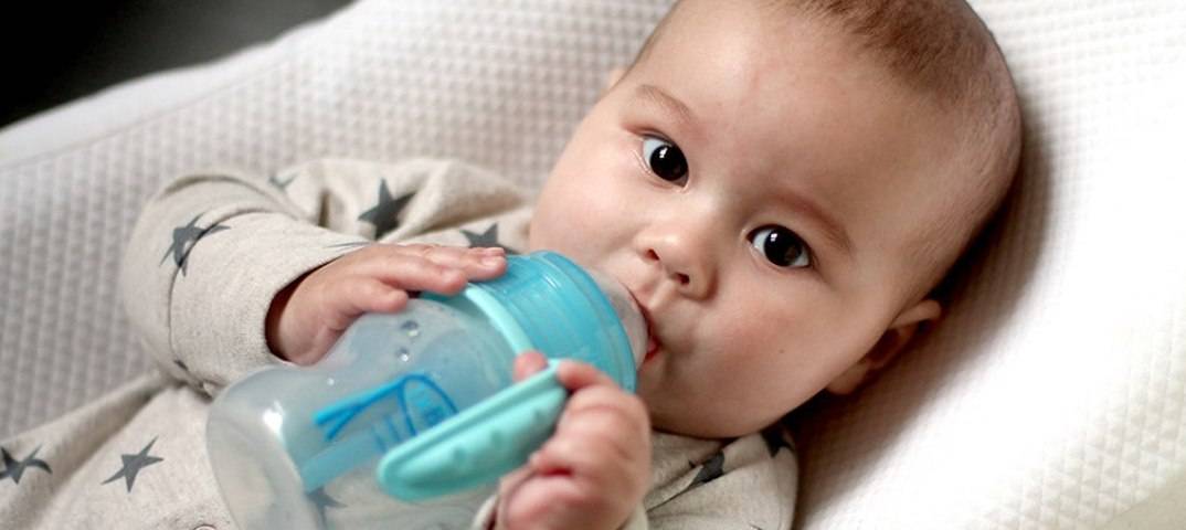 Пить воду новорожденному ребенку. Малыш пьет из бутылочки. Ребенок с бутылочкой. Младенец с бутылочкой. Маленькие бутылочки для детей.
