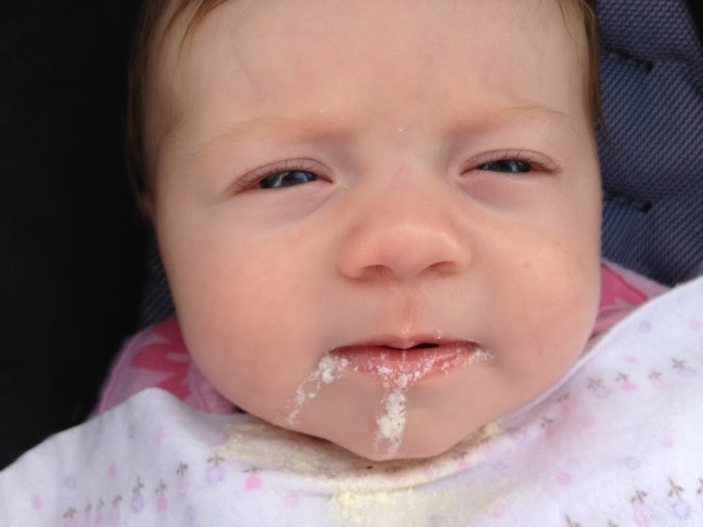 Ребенок срыгивает через нос: когда нужно начинать беспокоиться?