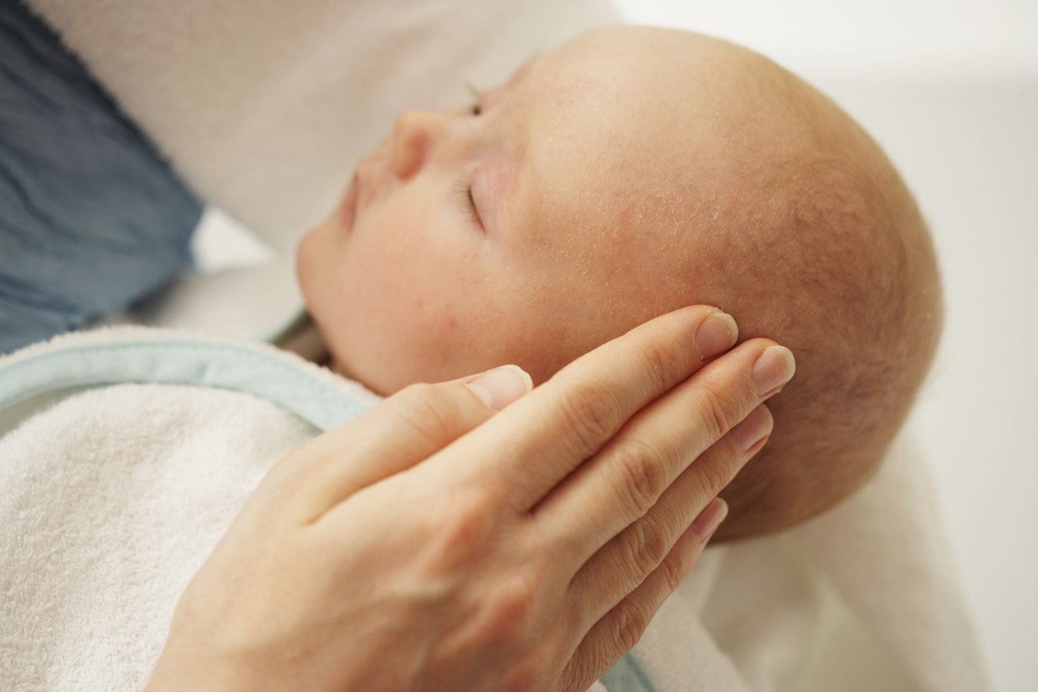Шелушится кожа у новорожденного на теле, ногах, руках, голове: причины и лечение | mustela
