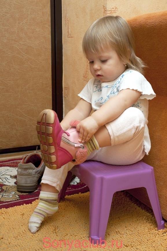 Когда ребенку одевать обувь. Ребенок одевается. Девочка надевает сапожки в детском саду. Ребенок обувается. Одевание ребенка.