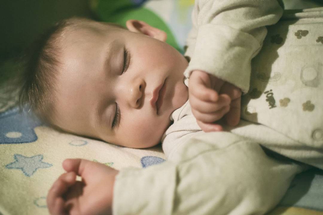 Ребенок спит с приоткрытыми глазами: причины, что делать