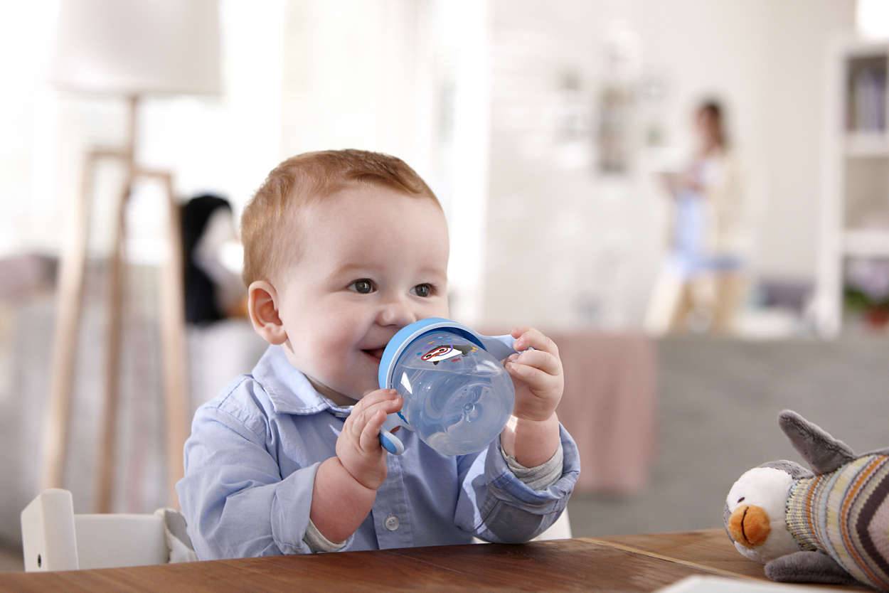Как научить ребенка пить из чашки самостоятельно