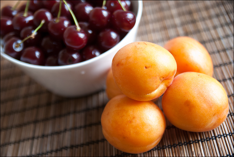 Можно ли кормящей маме абрикосы и персики? :: syl.ru