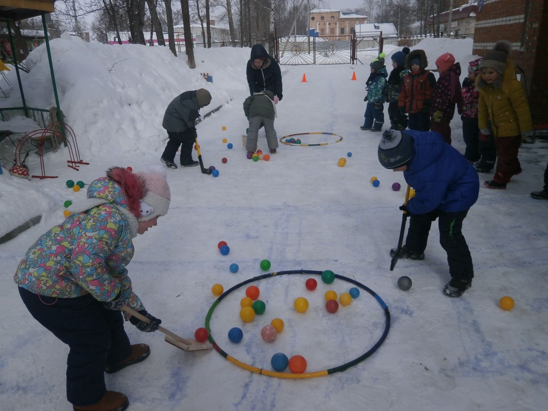 Игры можно играть зимой. Спортивное развлечение в детском саду. Развлечения зимние в детском саду. Зимние развлечение в ДОУ. Измние игры в детском саду.
