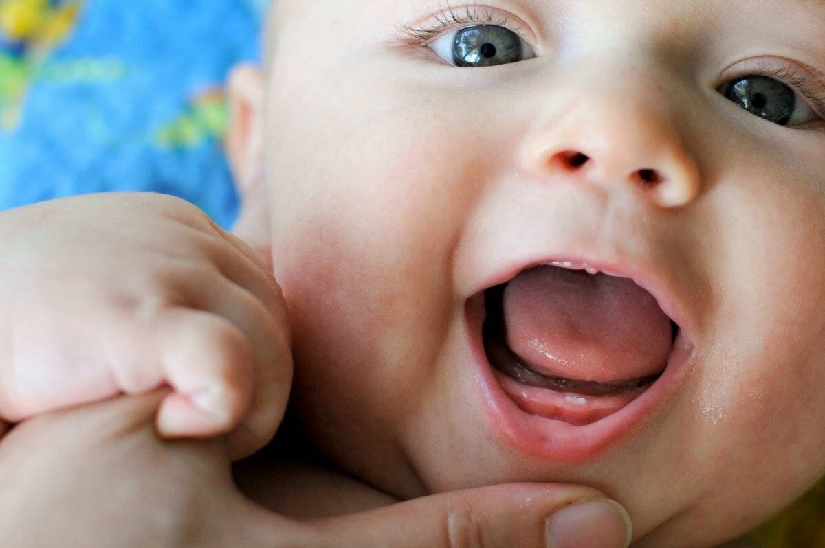 Сопли у детей при прорезывании зубов, может ли быть насморк при прорезывании зубов у младенцев (грудничков), заложенность носа и чихание