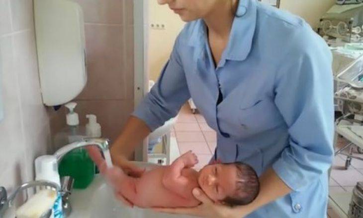 Уход за новорождённой девочкой, в тч в роддоме и в первые дни, за половыми органами, видео комаровский