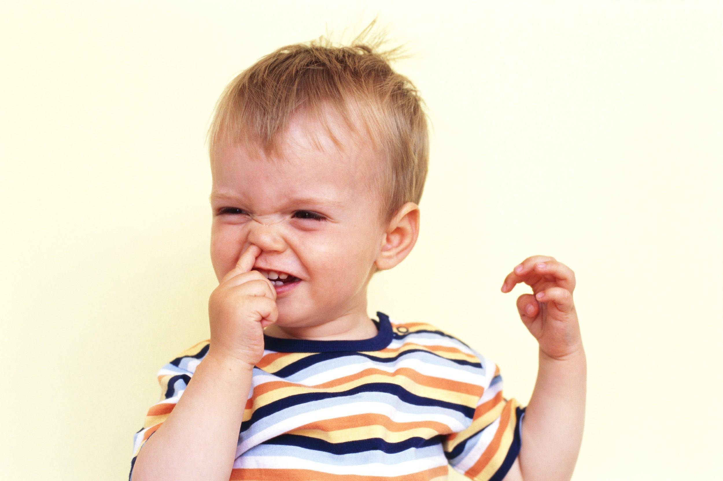 Ребёнок ковыряет в носу: что делать?