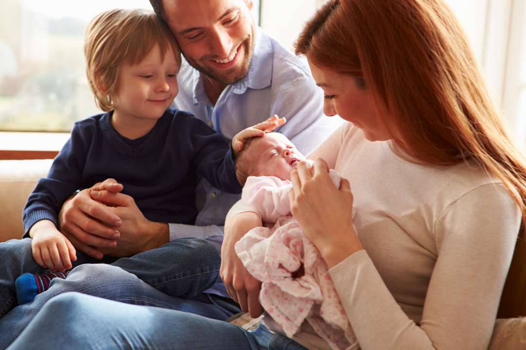 Второй ребенок в семье: как подготовить старшего ребенка к рождению малыша
