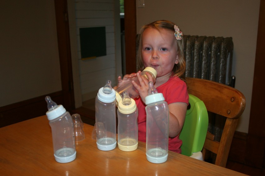Как правильно отучить ребенка от бутылочки