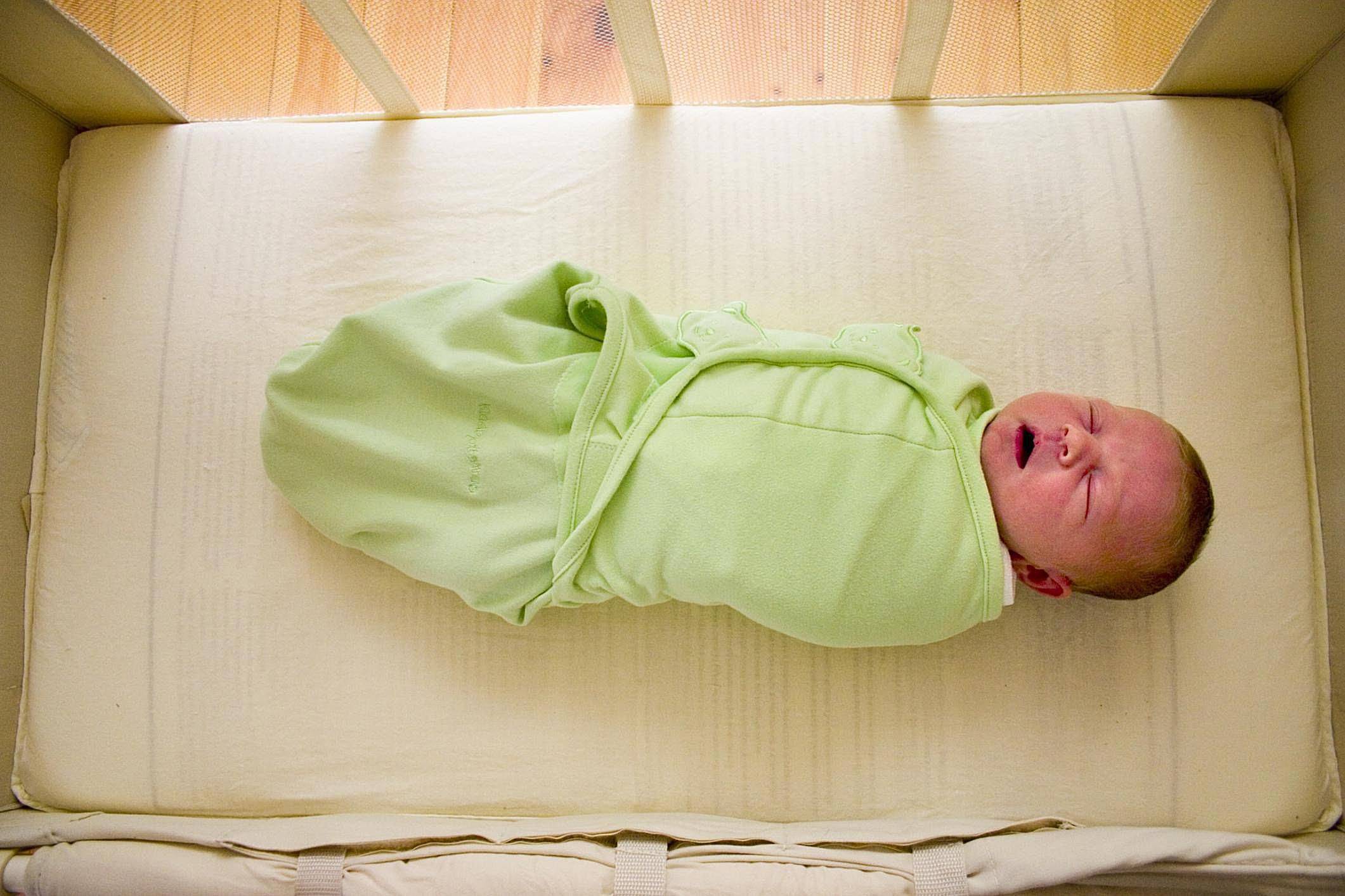 Сон пеленание. Пеленание ребенка. Ребенок в пеленке. Запеленованный ребенок. Младенец в пеленках.