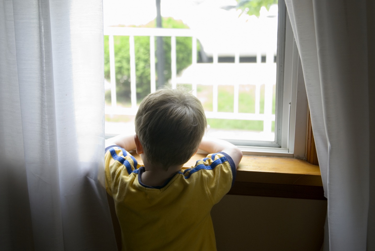 Почему ребёнок боится оставаться в комнате и дома один: подробная инструкция для родителей