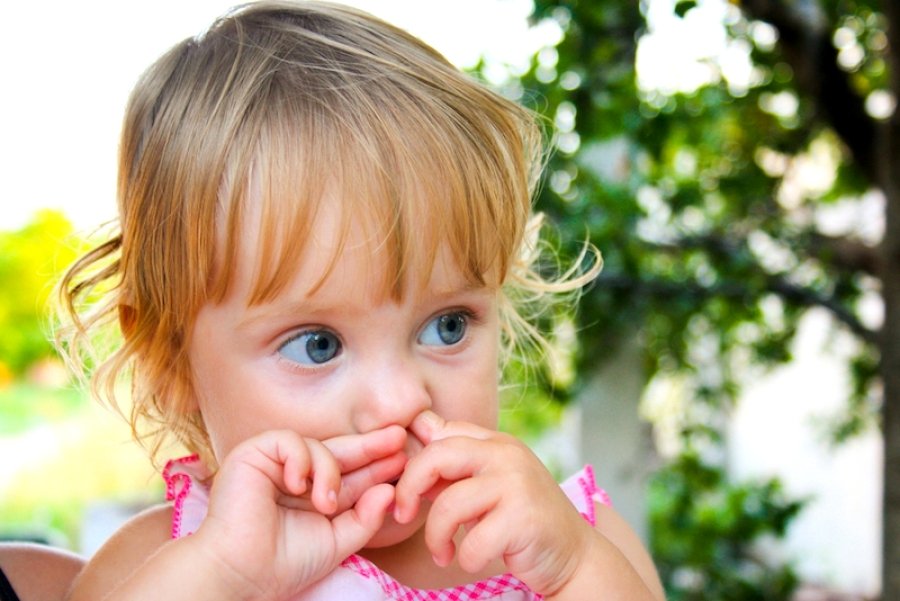 Как отучить ребенка ковыряться в носу: 10 действенных советов