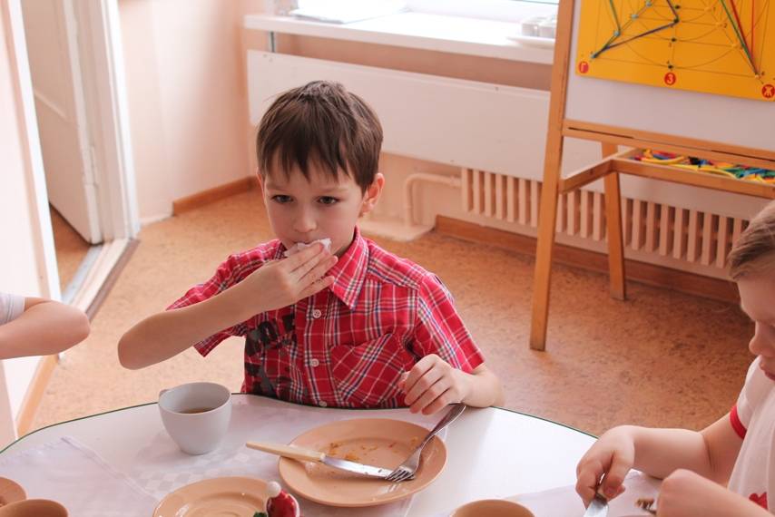 Ребенок не ест в детском саду комаровский – как детки кушают в садике?