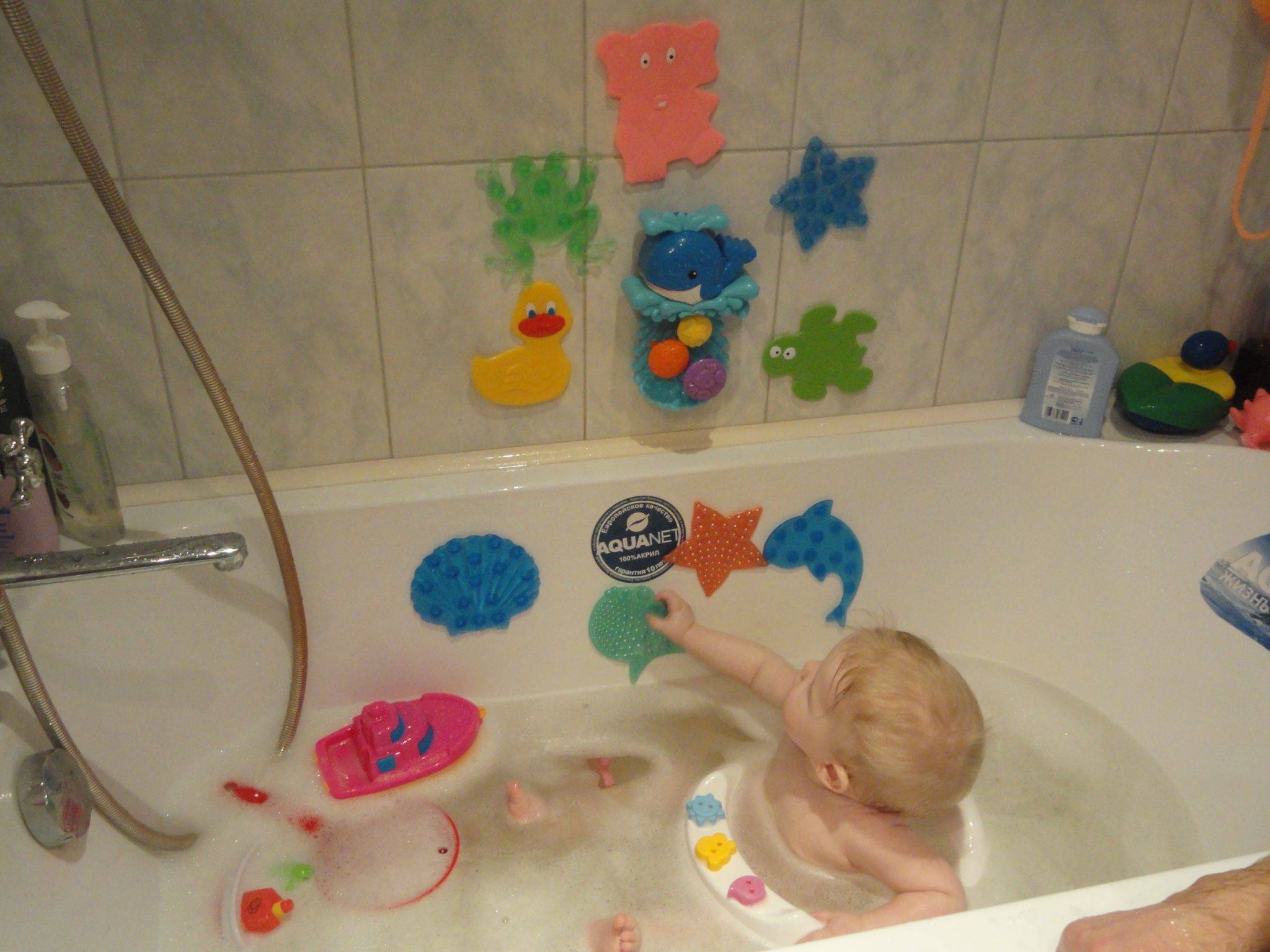 Игры с маленьким ребенком в ванной