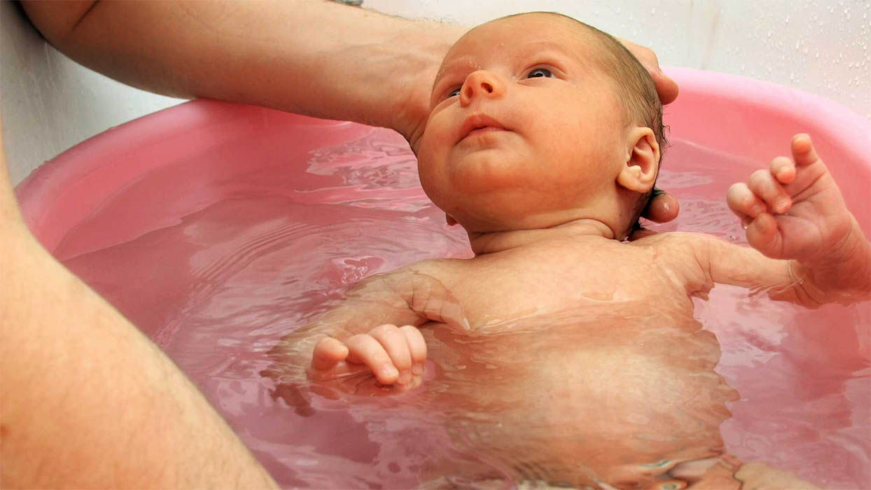 Раствор марганцовки при купании новорожденного: правила разведения и особенности использования ~
