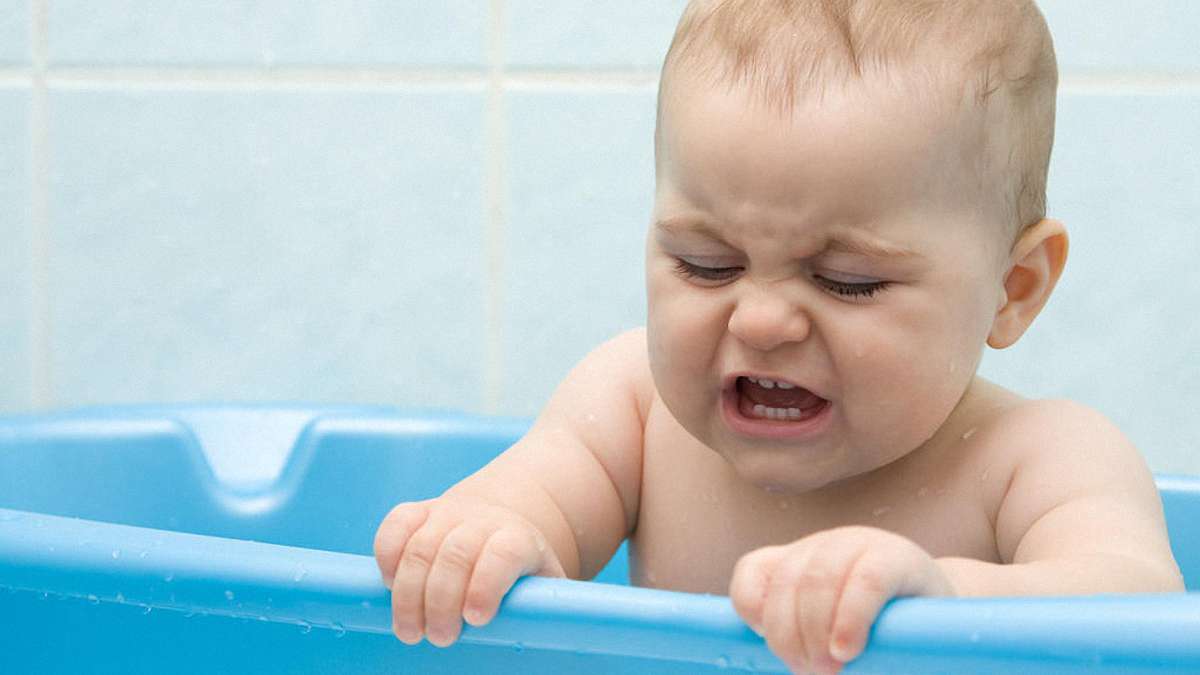 Почему новорожденный ребенок плачет при купании