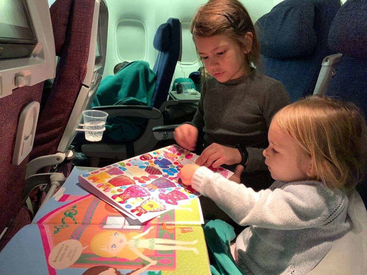Чем развлечь ребенка в самолете