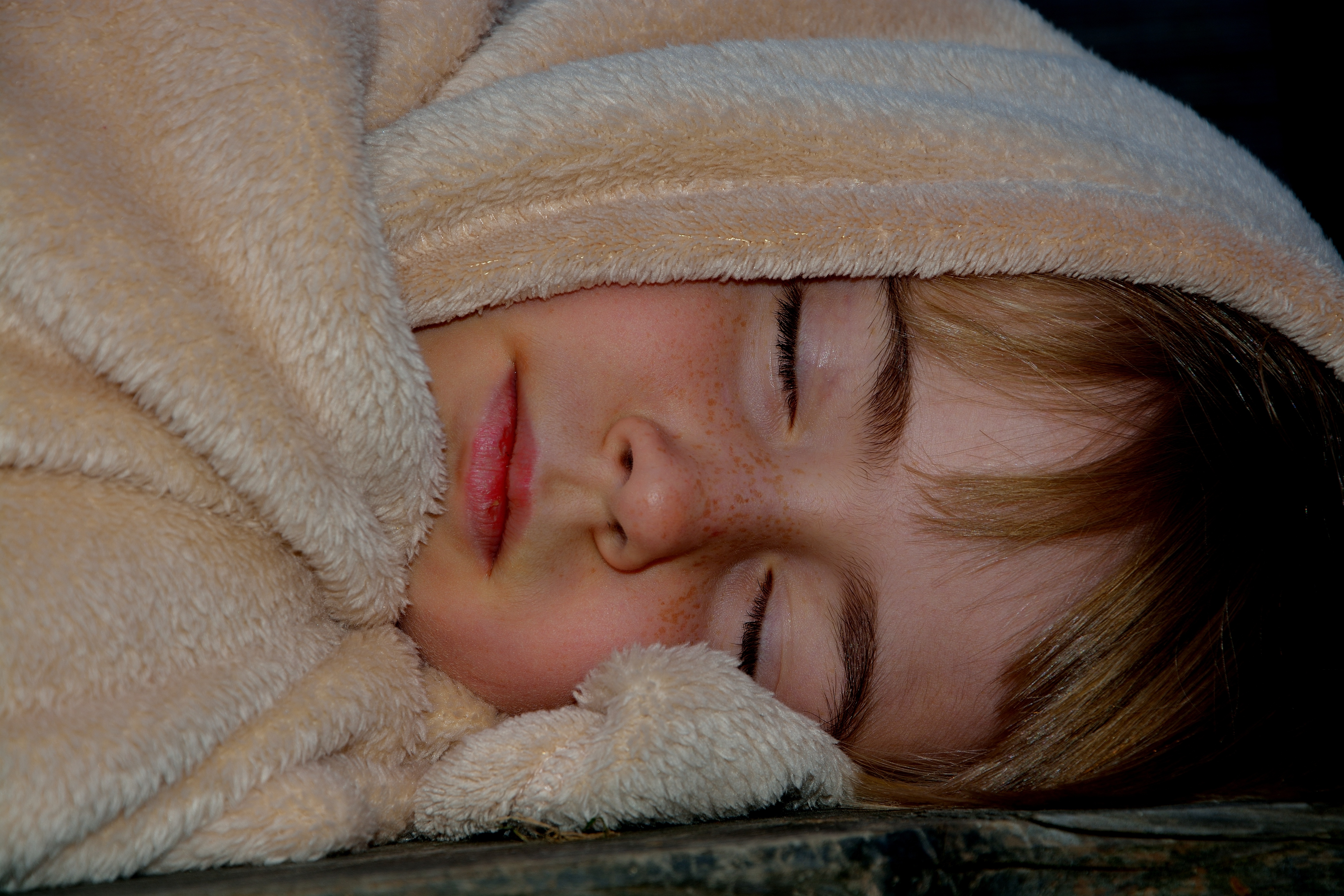 Ребенок спит с приоткрытыми глазами | уроки для мам