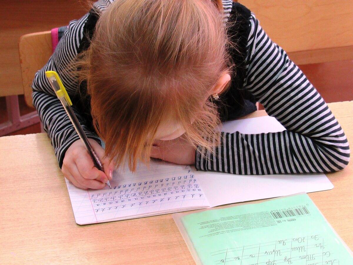 Как научить ребенка писать буквы правильно: готовимся к первому классу